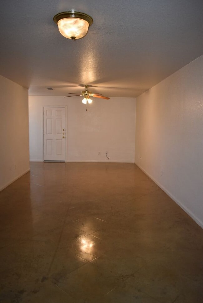 Foto del edificio - 928 Rosewood Dr