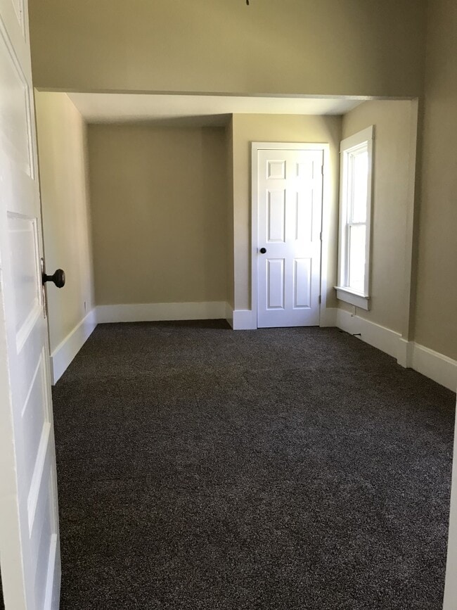 Bedroom - 621 Bluemont Ave