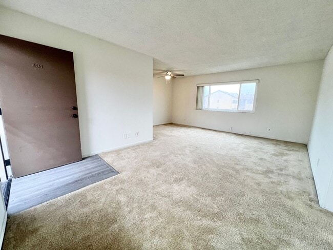 Building Photo - Top Floor 1 Bedroom Bixby Park Top Floor C...
