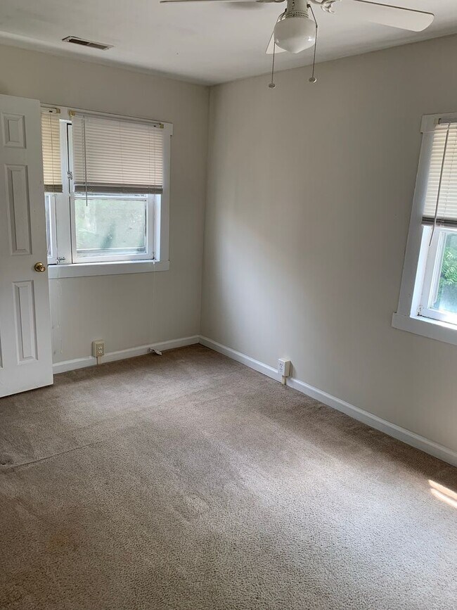 Building Photo - 424-2 E. Maxwell – Available Fall 2026