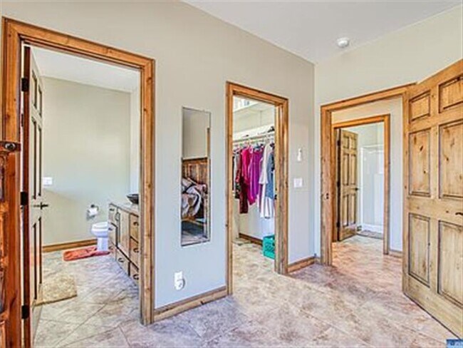 Building Photo - Lovely 3 Bed 2 Bath fHouse
