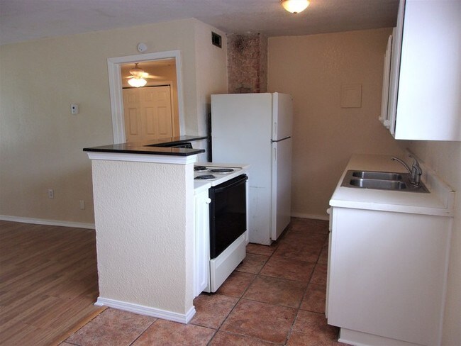 Building Photo - 1 bed 1 bath Madison Square Apartments