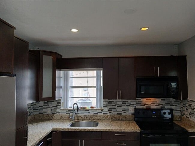 Building Photo - 2111 N 57th Terrace