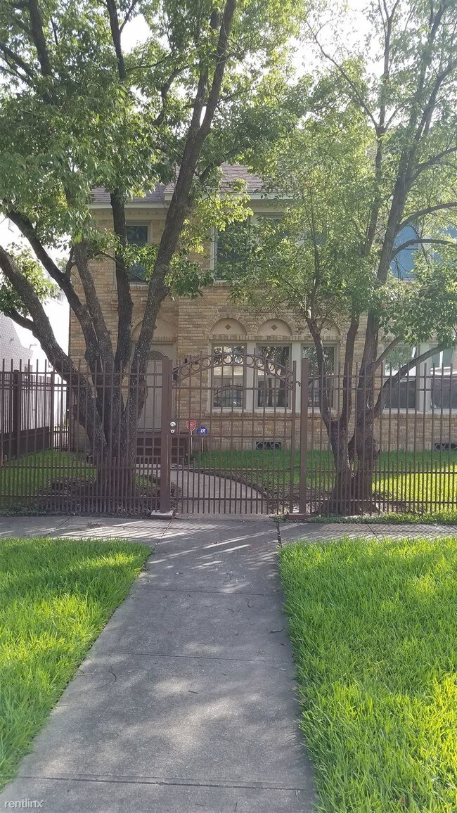 Foto del edificio - 1 br, 1 bath Duplex - 2715 Cleburne St Apt...