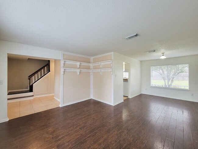 Foto del edificio - Welcome home to a bright & spacious retreat in sought-after Steeplechase where comfort, function ...