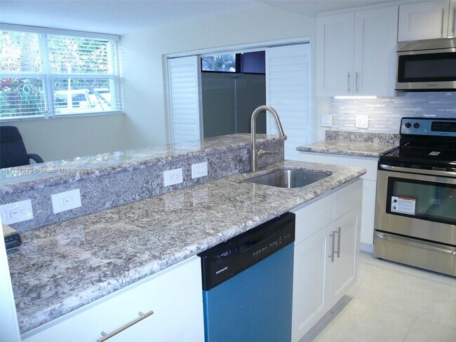 Building Photo - 6488 Miami Lakes Dr