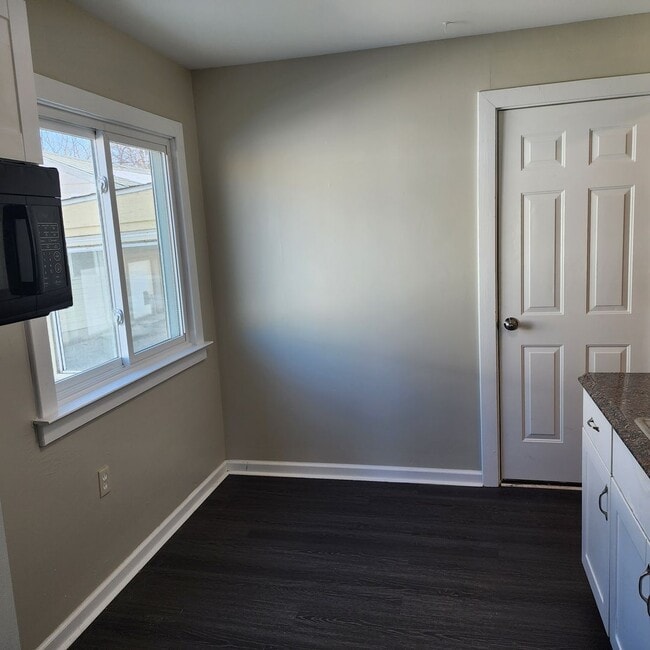 Building Photo - Cute 2 bed Warren with 1.5 car garage