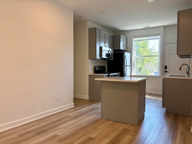 Building Photo - 5325 N Damen Ave