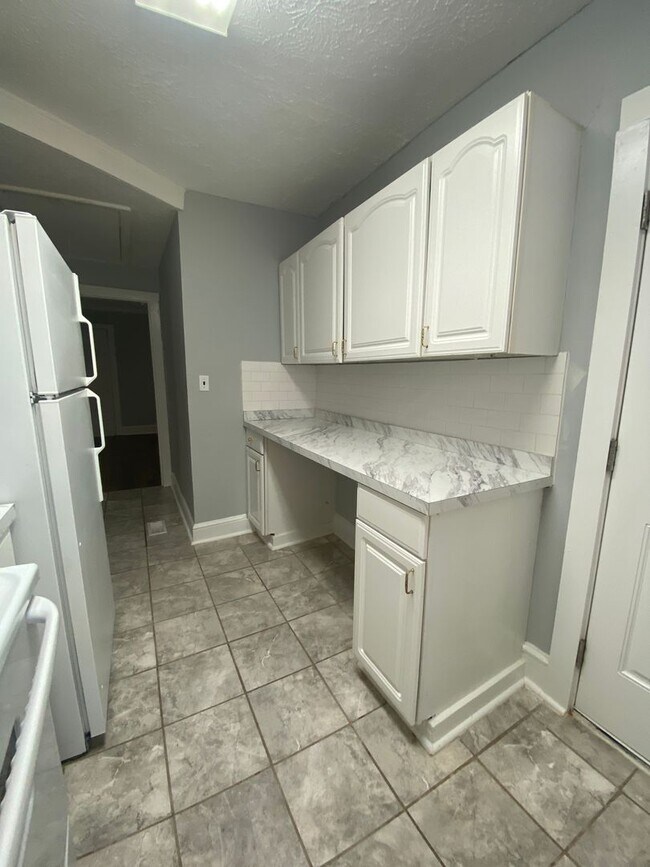 Building Photo - Beautiful 3 bedroom 2 bath house with fenc...