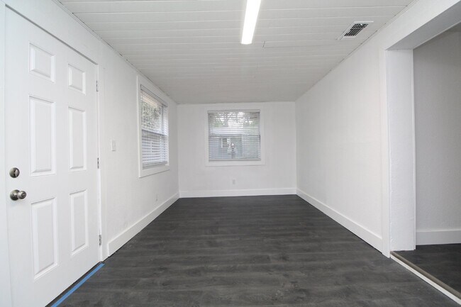 Building Photo - Remodeled 3/2 Pet Friendly Home in Cordova...