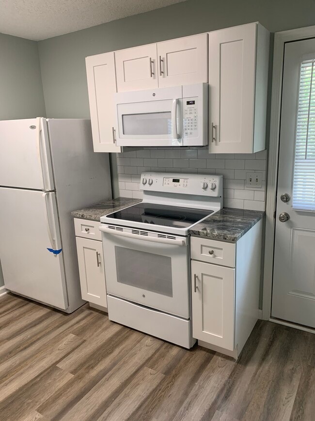 Building Photo - 2133 Oleander Pl