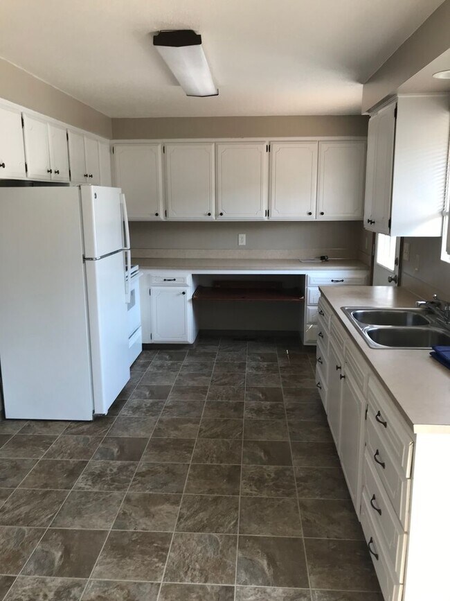Building Photo - 406Frem