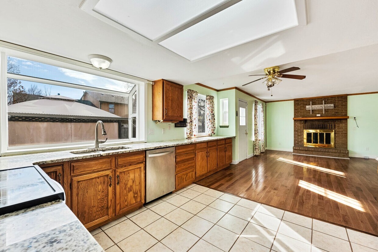 Primary Photo - 544 S Kittredge Way