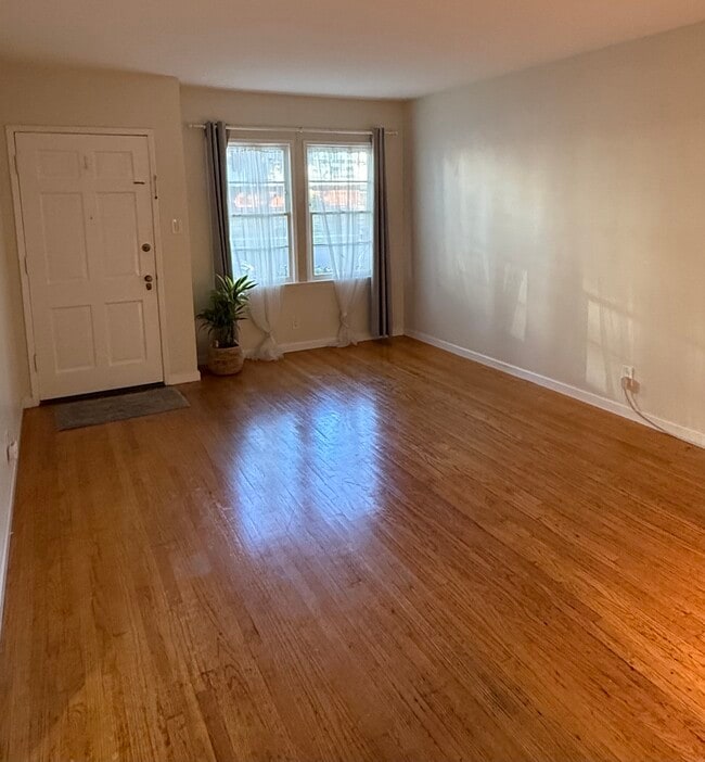 Living Room - 111 N 6th St
