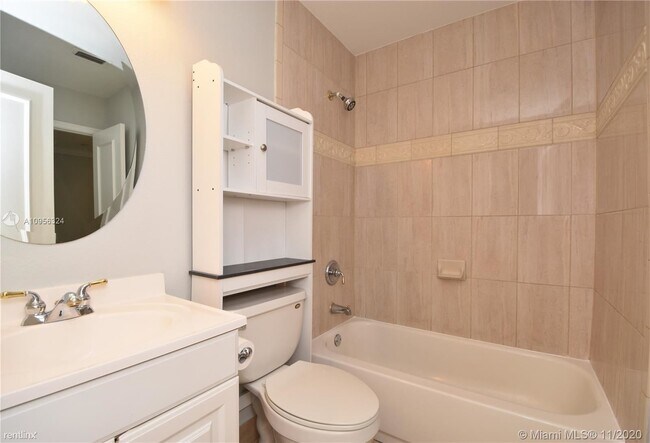 Foto del edificio - 1 br, 1 bath Condo - 5100 NE 12th Ter