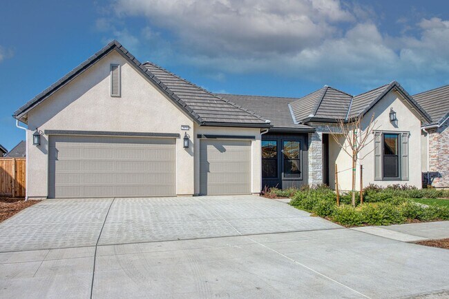 Building Photo - 4 br, 3 bath House - 2076 N Preuss Ave