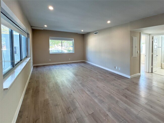Foto del edificio - 2400 NE 26th St