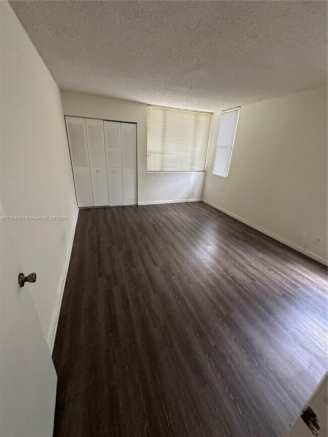 Foto del edificio - 641 Lyons Rd