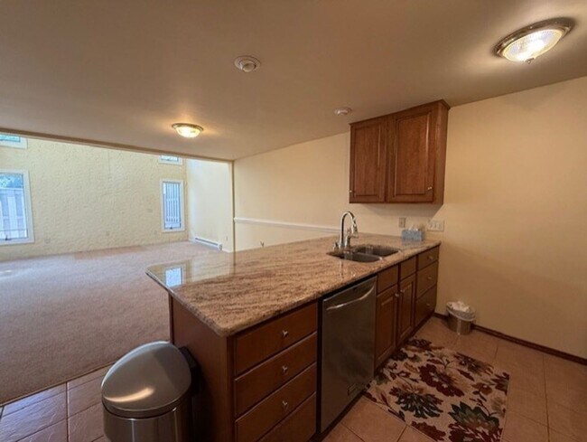 Building Photo - Aaron Village Condo!