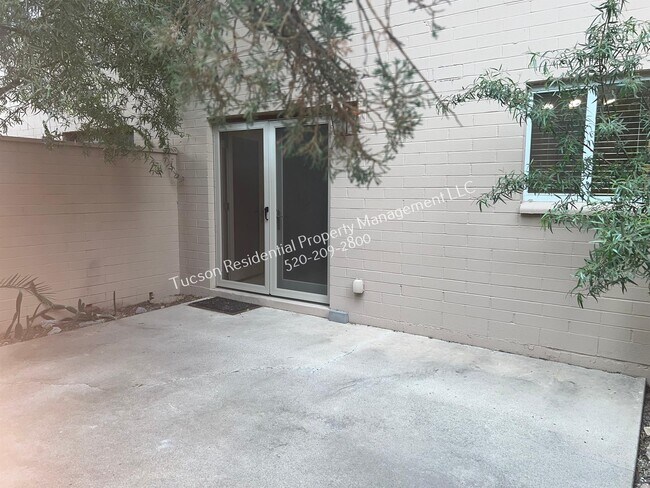 Building Photo - 915 N Venice Ave