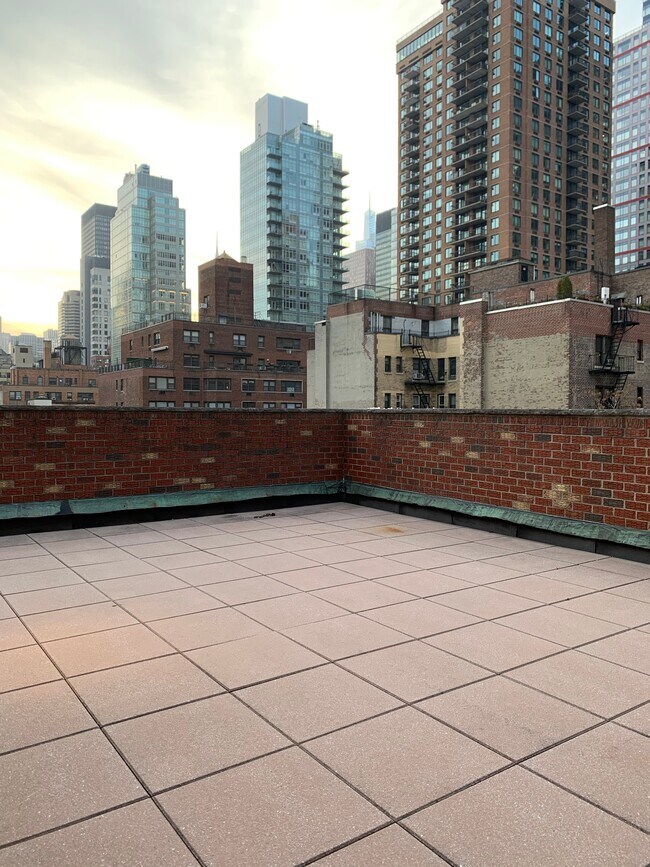 Building Photo - 334 E 55th St