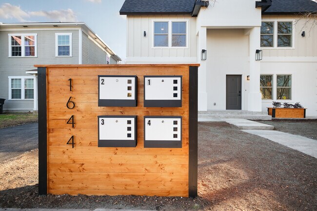 Building Photo - Mistletoe Manor