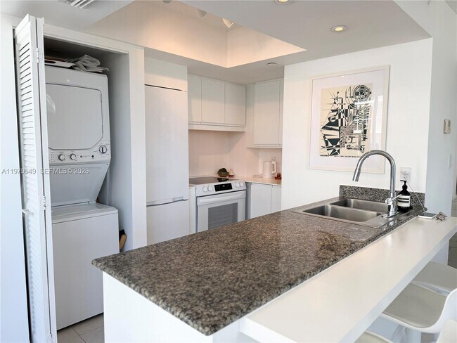 Foto del edificio - 8911 Collins Ave