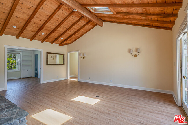 Building Photo - 579 Erskine Dr