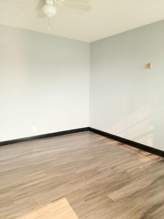 Building Photo - 1056 McBride Dr