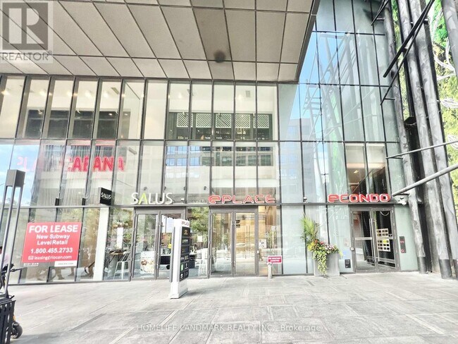 Photo du bâtiment - 8 Eglinton Ave E