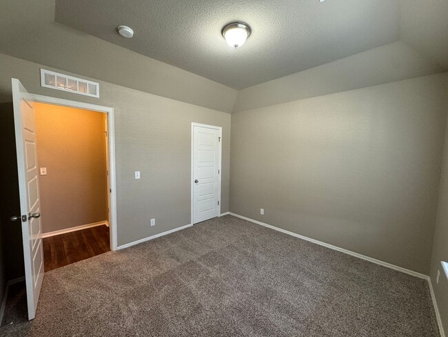Building Photo - 4 bed, 2 bath, 3 car garage!