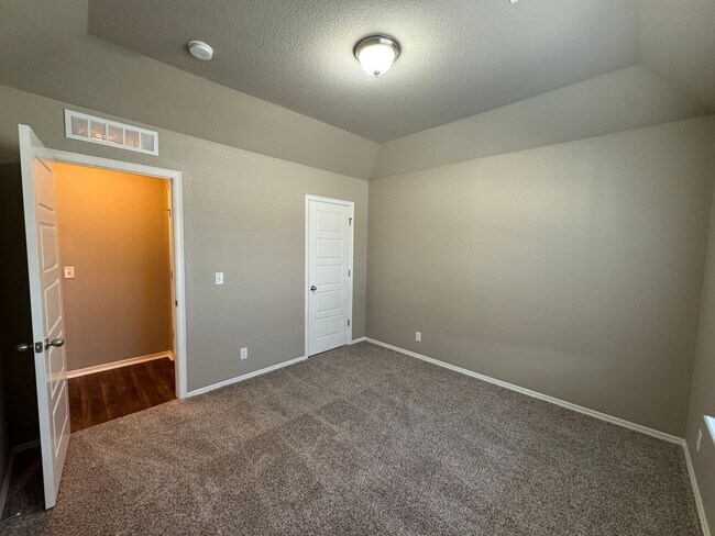 Foto del edificio - 4 bed, 2 bath, 3 car garage!