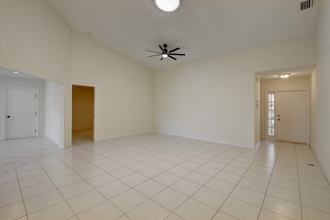 Foto del edificio - 2350 NW 13th St