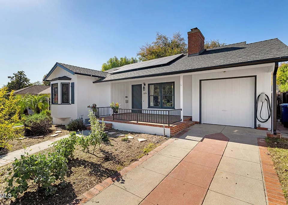 Primary Photo - 1579 N Harding Ave