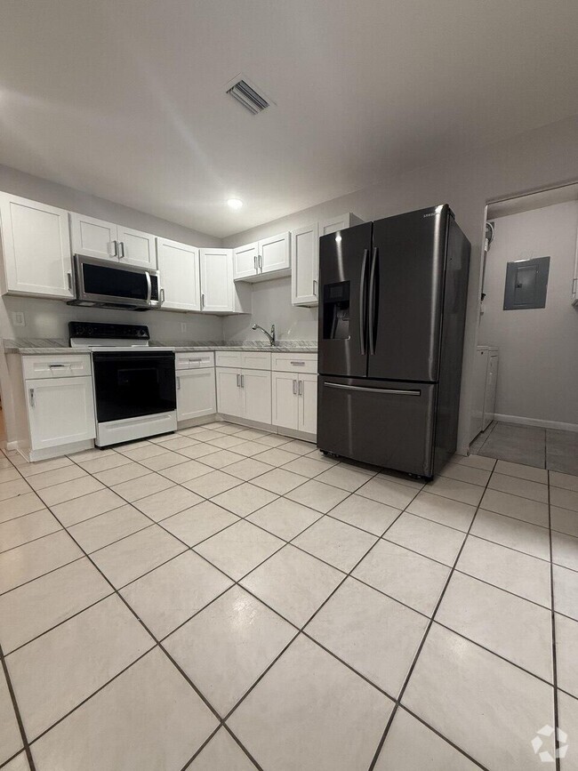 Building Photo - 231 Evernia St