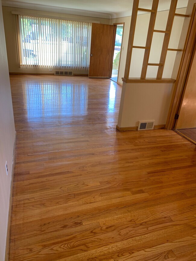 Living room/dining room - 2180 Vernier Rd