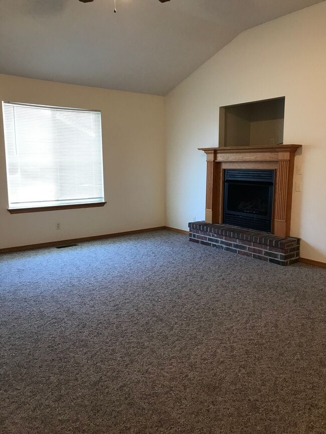 Building Photo - Executive Rental 2 Bedroom 2 Bath 2 Car Ga...