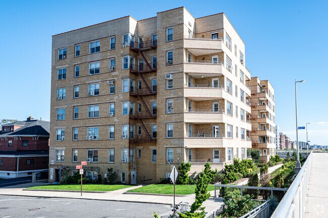 Building Photo - The Barocrest