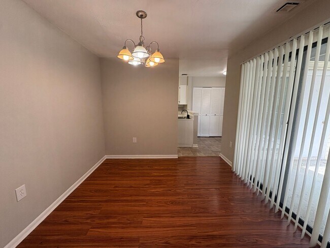 Foto del edificio - Spacious Charlotte Condo with Private Balcony!