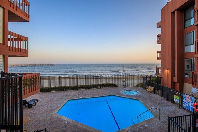 Foto del edificio - Ocean Front Living! 3 Bedroom Condo!!