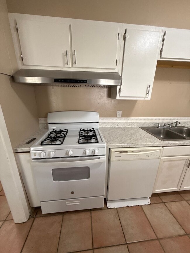 Building Photo - Country and City Side Home