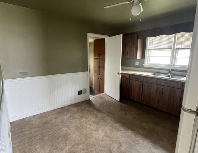 Building Photo - 309 Iowa Ave