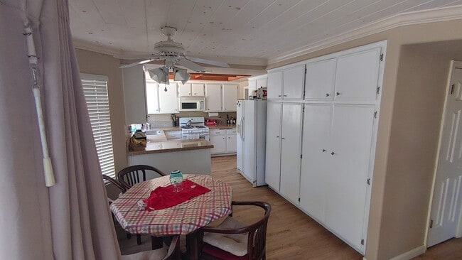 kitchen - 635 Vache Cir