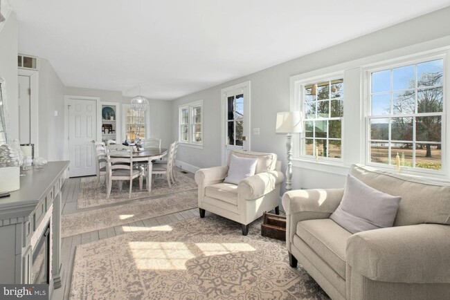 Foto del edificio - 3220 Windy Bush Rd