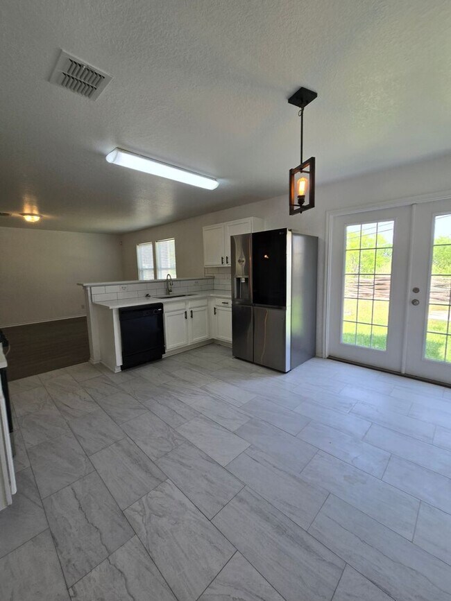 Building Photo - Charming 4BR House in San Antonio- Over 20...