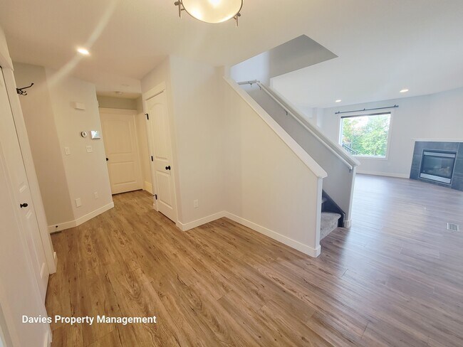 Photo du bâtiment - 17348-17348 8 Ave SW