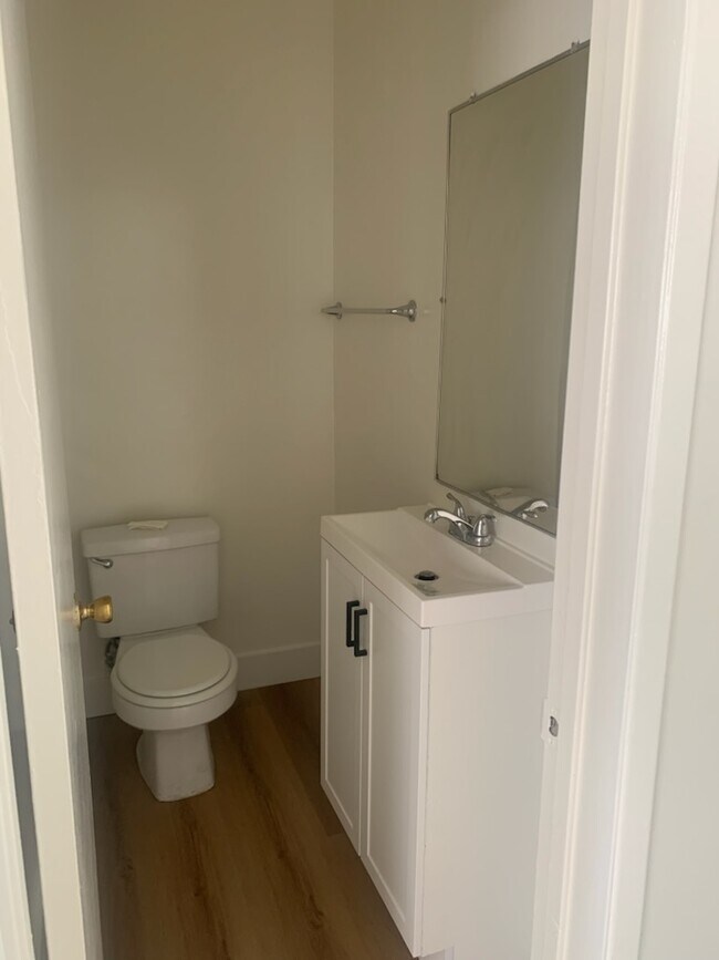 Medio baño - 1109 S Sherbourne Dr