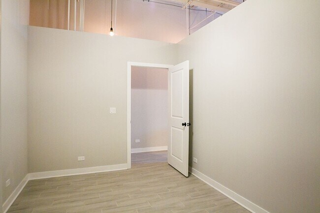 Building Photo - 4437 W Fullerton Ave