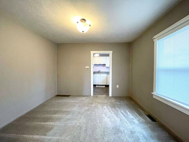 Building Photo - Nice 2 Bedroom 1 Bath Home