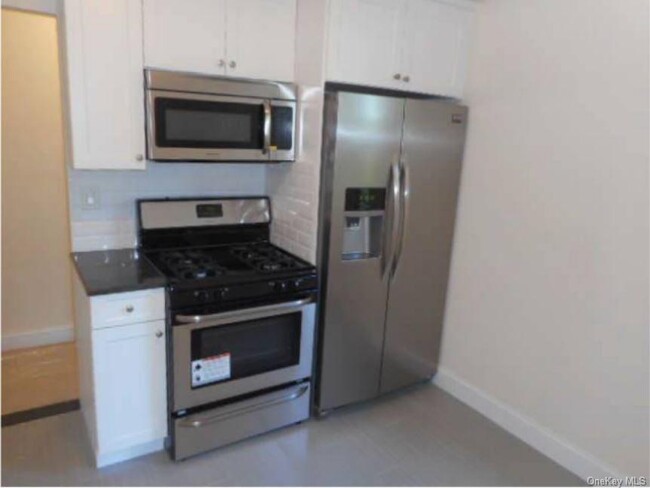 Building Photo - 5 Sadore Ln